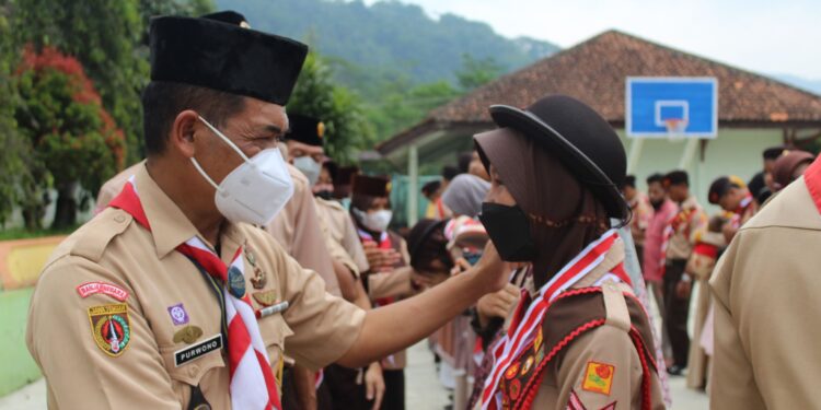 SMP Negeri 2 Punggelan Lantik 13 Pramuka Garuda