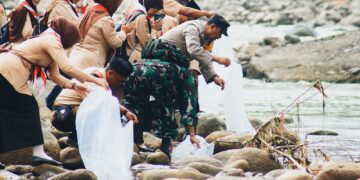 Saka Taruna Bumi Adakan Giat Bakti Tebar Bibit Ikan di Sungai Serayu