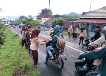 Pramuka SMK N 1 Pejawaran Ambil Peran Berbagi Takjil dari hasil Kewirausahaan