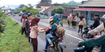 Pramuka SMK N 1 Pejawaran Ambil Peran Berbagi Takjil dari hasil Kewirausahaan