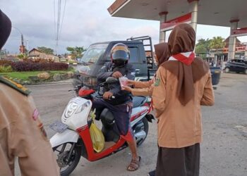 Berlomba-lomba dalam kebaikan, DKR Purwanegara Bagikan Takjil pada masyarakat Purwanegara