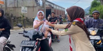 Penerapan TKK Dalam Kehidupan Bermasyarakat, SBH Karangkobar Berbagi Takjil Penuh Gizi