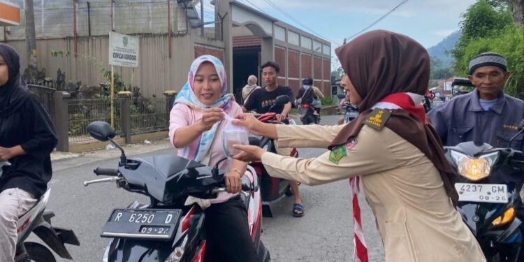 Penerapan TKK Dalam Kehidupan Bermasyarakat, SBH Karangkobar Berbagi Takjil Penuh Gizi