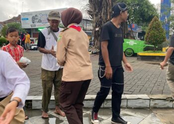 Tebar Kebaikan dan Keceriaan, Pramuka SMK Panca Bhakti Banjarnegara ikut Berpartisipasi Bagi Takjil Gratis