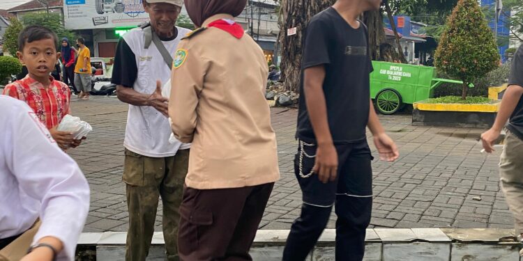 Tebar Kebaikan dan Keceriaan, Pramuka SMK Panca Bhakti Banjarnegara ikut Berpartisipasi Bagi Takjil Gratis
