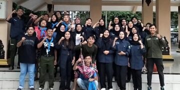 Petik Berkah Ramadhan Sederas Hujan, Kolaborasi Pramuka Racana Dipayudha Politeknik Banjarnegara Kompak Bersatu bersama Ligarapala Bagikan Takjil pada Masyarakat Banjarnegara