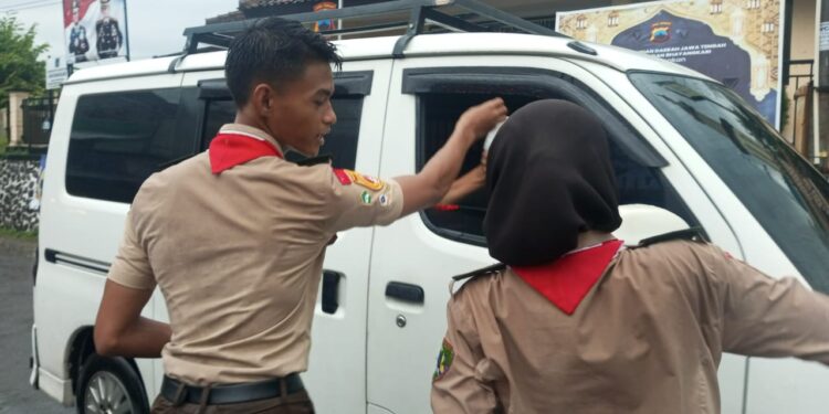 Kuat bersama Masyarakat, DKR Banjarmangu Bersinergi Bagikan Takjil pada Masyarakat