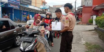 Saka Kencana Banjarnegara Terjunkan Anggota Baru Berbagi Takjil kepada Masyarakat