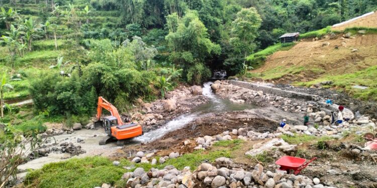 Pejawaran-Batur Banjarnegara Homecoming Route Cut Off Due to Landslide, Community Waiting for Repair Response After Eid Holidays