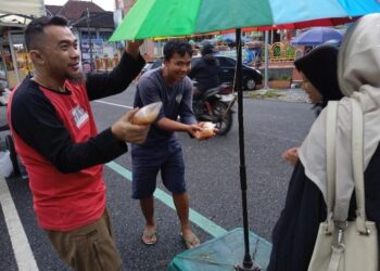 Berbagi Takjil di Tengah Hujan: Semangat Ramadhan UKM Pramuka Politeknik Banjarnegara