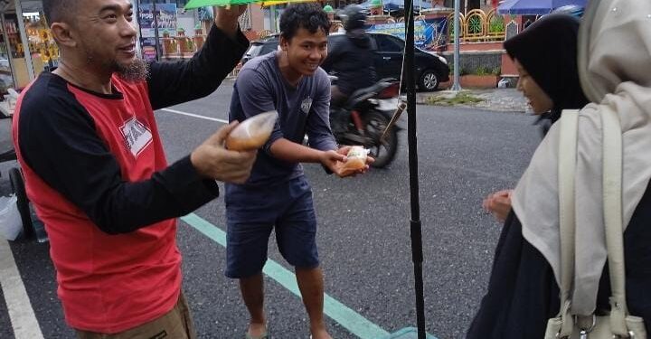 Berbagi Takjil di Tengah Hujan: Semangat Ramadhan UKM Pramuka Politeknik Banjarnegara