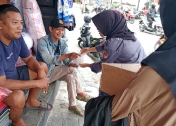 Saka Wira Kartika A-18 Gelar Bakti Sosial Pembagian Takjil di Pasar Kota Banjarnegara