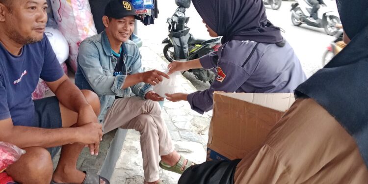 Saka Wira Kartika A-18 Gelar Bakti Sosial Pembagian Takjil di Pasar Kota Banjarnegara