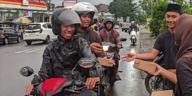 Aksi Sosial Pramuka Ambalan Ken Arok Ken Dedes: Berbagi Takjil ke Panti Asuhan PKU Aisyiyah dan Warga Sekitar Bawang