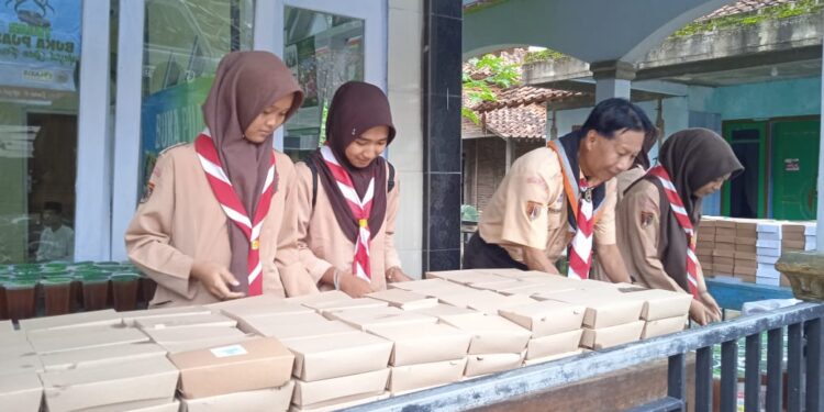 Pramuka Peduli Kwartir Ranting Bawang Rutin Gelar Pembagian Paket Buka Puasa Menggandeng Berbagai Organisasi