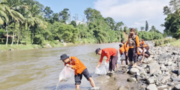 Peduli Kelangsungan Ekosistem Pramuka Peduli Banjarnegara Tebar Benih Ikan di Sungai Serayu.