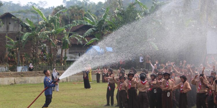 Tarian Kebersamaan dan Guyuran Air Penutup: Magisnya Jambore Kwaran Banjarnegara