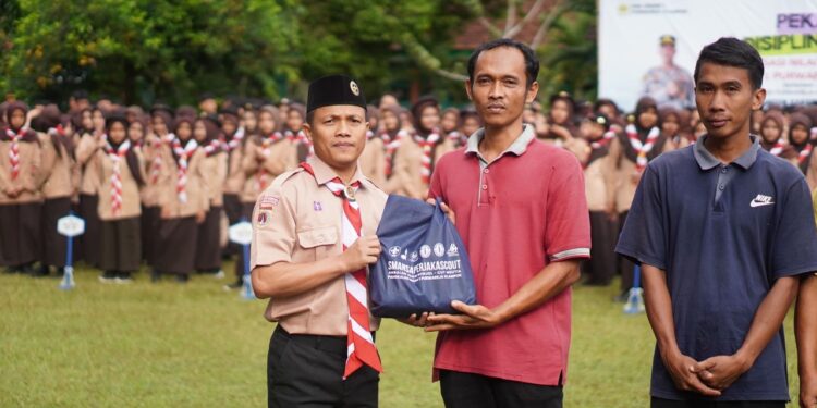 Hari Pramuka, 155 Paket Sembako Dibagikan oleh Pramuka SMAN 1 Purwareja Klampok