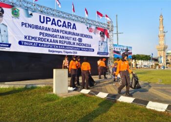 Pramuka Peduli Warnai Hari Kemerdekaan dengan Aksi Bersih Alun-Alun Banjarnegara