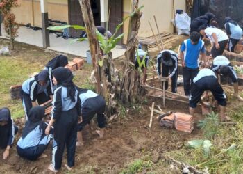 Kreatif! Pramuka SMKN 1 Pejawaran Manfaatkan Genteng Bekas untuk Media Tanam.