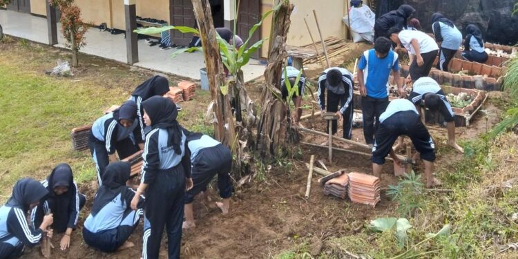 Kreatif! Pramuka SMKN 1 Pejawaran Manfaatkan Genteng Bekas untuk Media Tanam.