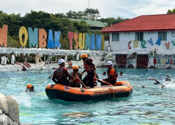 Membangun Kepedulian dan Kesiapsiagaan: Pramuka Peduli Ajarkan Water Rescue kepada Siswa.