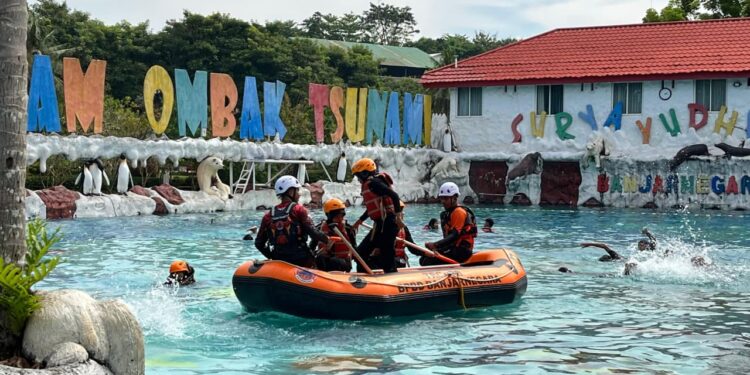Membangun Kepedulian dan Kesiapsiagaan: Pramuka Peduli Ajarkan Water Rescue kepada Siswa.