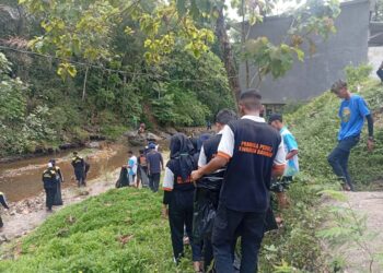 Pramuka Peduli Bawang Gerakkan Aksi Bersih Sungai di Petir: Menyatu dengan Alam, Menjaga Kehidupan