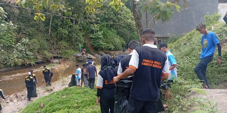 Pramuka Peduli Bawang Gerakkan Aksi Bersih Sungai di Petir: Menyatu dengan Alam, Menjaga Kehidupan