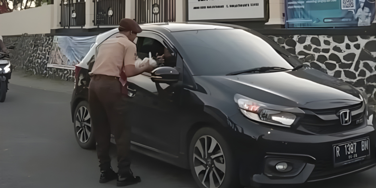 Pramuka SMK Darunnajah Banjarmangu Hidupkan Nilai Kepedulian dalam Safari Ramadan