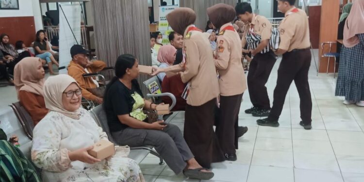 Bukan Sekadar Berbagi, Kwarran Purwareja Klampok Hadir Menguatkan di RS Emanuel