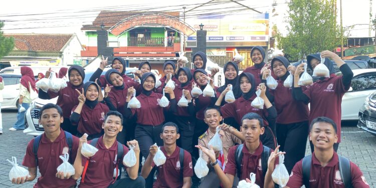Pramuka SMA N 1 Banjarnegara Menebar Hangatnya Ramadan di Jalanan