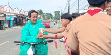 Merawat Kebersamaan di Bulan Suci, Pramuka SMK HKTI 2 Purwareja Klampok Berbagi Kepada Masyarakat Sekitar