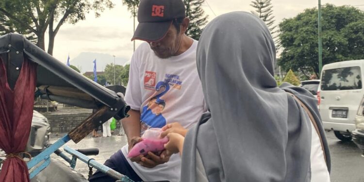 Saka Wirakartika Banjarnegara Menyapa Masyarakat di Bulan Ramadan dengan Berbagi Takjil