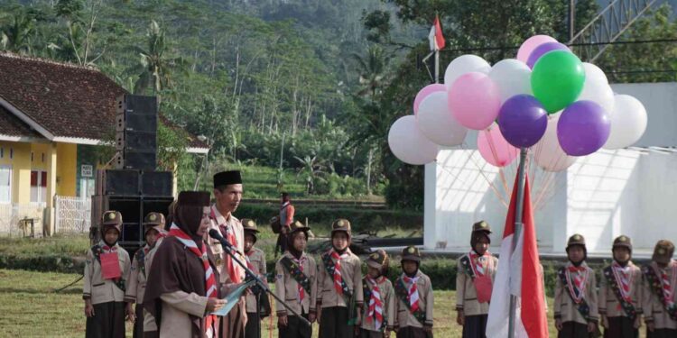 Pesta Siaga Punggelan: Ketahanan Mental Anak Diuji di Lapangan Becek.